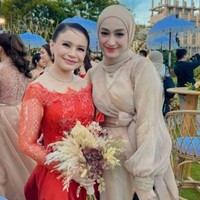 Santyka tampil cantik memesona dalam balutan gaun panjang berbahan organza warna coklat muda. Penampilanny itu dilengkapi dengan kerudung berwarna senada. Foto: Instagram/@santykafauziah