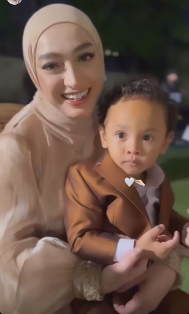 Santyka juga memamerkan potret kedekatannya dengan keponakan Mahalini. Terlihat Santyka memangku keponakan Mahalini tersebut sambil tersenyum. Foto: Instagram/@santykafauziah