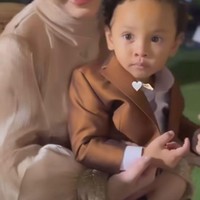 Santyka juga memamerkan potret kedekatannya dengan keponakan Mahalini. Terlihat Santyka memangku keponakan Mahalini tersebut sambil tersenyum. Foto: Instagram/@santykafauziah