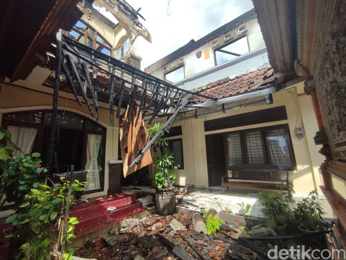 Sebuah rumah di Jalan Mayjen Sutoyo, Banjar Gemeh, Desa Dauh Puri Kangin, Denpasar, Bali, ludes terbakar, Senin (20/5/2024). (Foto: Ahmad Firizqi Irwan/detikBali)