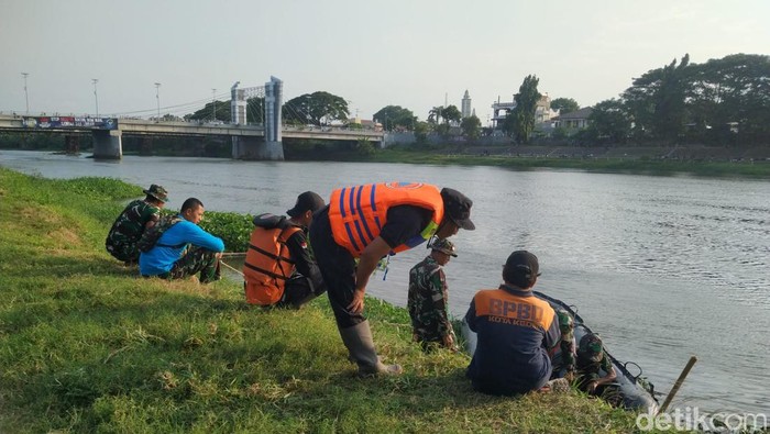 Sejumlah personel BPBD Kediri bersiaga di bantaran sungai Brantas seiring flushing 2 waduk di Blitar.