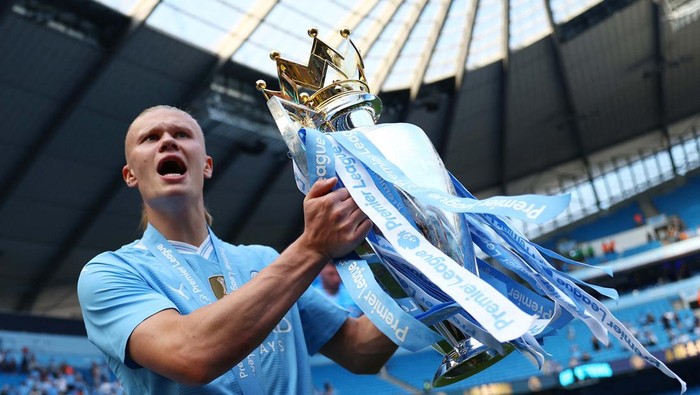 Soccer Football - Premier League - Manchester City v West Ham United - Etihad Stadium, Manchester, Britain - May 19, 2024 
Manchester Citys Erling Braut Haaland celebrates with the trophy after winning the Premier League REUTERS/Molly Darlington EDITORIAL USE ONLY. NO USE WITH UNAUTHORIZED AUDIO, VIDEO, DATA, FIXTURE LISTS, CLUB/LEAGUE LOGOS OR LIVE SERVICES. ONLINE IN-MATCH USE LIMITED TO 120 IMAGES, NO VIDEO EMULATION. NO USE IN BETTING, GAMES OR SINGLE CLUB/LEAGUE/PLAYER PUBLICATIONS. PLEASE CONTACT YOUR ACCOUNT REPRESENTATIVE FOR FURTHER DETAILS..
