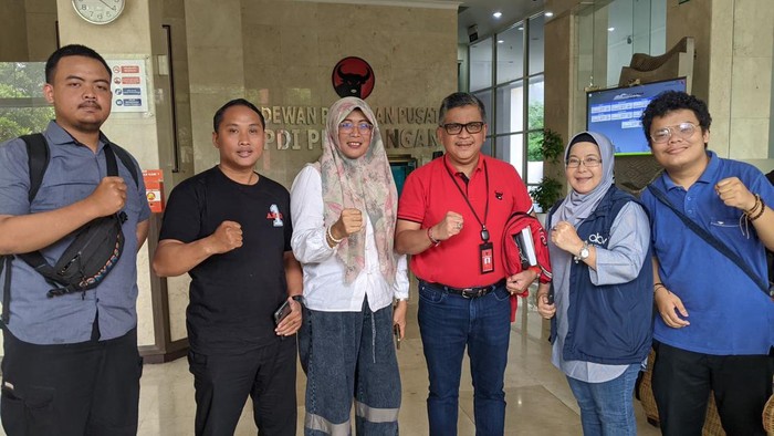 Simpatisan Anies Baswedan bernama Komunitas Pendukung Perubahan Bersama Anies Baswedan (Kombatan Jakarta) mendatangi Kantor DPP PDIP, Jakarta Pusat. Kombatan Jakarta menemui Sekjen PDIP, Hasto Kristiyanto, untuk menyerahkan surat permohonan dukungan pencalonan Anies di Pilgub DKI Jakarta.