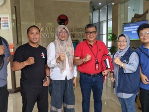 Simpatisan Anies Serahkan Surat ke PDIP Minta Dukungan Pilgub Jakarta