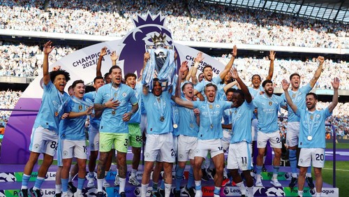 Soccer Football - Premier League - Manchester City v West Ham United - Etihad Stadium, Manchester, Britain - May 19, 2024  Manchester Citys Kyle Walker and teammates celebrate with the trophy after winning the Premier League REUTERS/Molly Darlington EDITORIAL USE ONLY. NO USE WITH UNAUTHORIZED AUDIO, VIDEO, DATA, FIXTURE LISTS, CLUB/LEAGUE LOGOS OR LIVE SERVICES. ONLINE IN-MATCH USE LIMITED TO 120 IMAGES, NO VIDEO EMULATION. NO USE IN BETTING, GAMES OR SINGLE CLUB/LEAGUE/PLAYER PUBLICATIONS. PLEASE CONTACT YOUR ACCOUNT REPRESENTATIVE FOR FURTHER DETAILS..     TPX IMAGES OF THE DAY