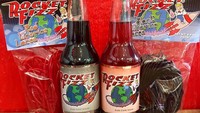 Mirip racikan jamu, soda ini menggunakan tumbuhan akar manis untuk menciptakan minumannya yang segar. Ada dua jenis rasa yang dibedakan melalui warna merah dan hitam. Foto: Love Food