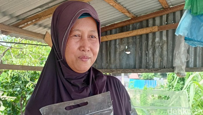 Sri saat menunjukkan produk ikan salai miliknya.