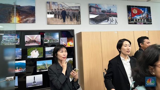 Suasana biro pemantauan media Korea Utara dalam Yonhap News Agency, Seoul, Korea. (CNBC Indonesia/Halimatus Sa’diyah)