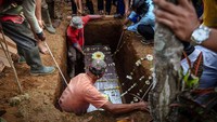 Peti jenazah Pulu Darmawan dimasukkan ke liang lahat saat prosesi pemakamannya di TPU Desa Duren, Bandungan, Kabupaten Semarang.