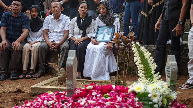 Ayah dan ibu almarhum Kapten Pilot Pulu Darmawan, Mahyanto (ketiga kiri) dan Yuliati (kedua kanan) menyaksikan pusara anaknya seusai prosesi pemakaman di TPU Desa Duren, Kecamatan Bandungan, Kabupaten Semarang, Jawa Tengah, Senin (20/5/2024). Pulu (38) yang merupakan instruktur penerbang tersebut merupakan salah satu dari tiga korban jiwa jatuhnya pesawat latih Tecnam P2006T PK-IFP di Lapangan Sunburst, BSD, Tangerang Selatan, Banten pada Minggu (19/5). ANTARA FOTO/Aji Styawan/rwa.