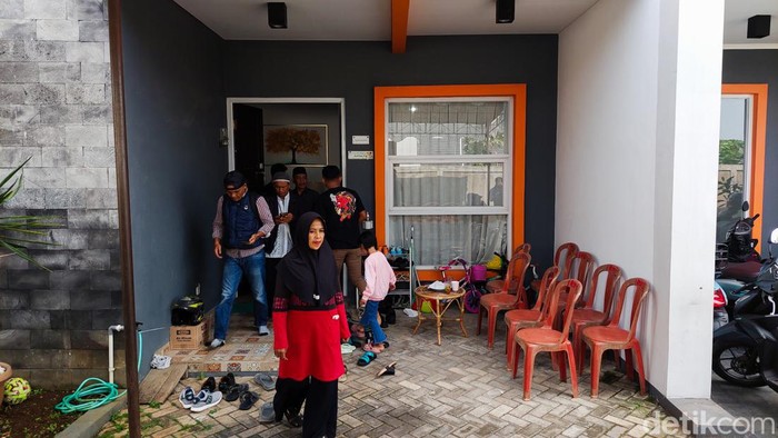Suasana rumah duka Farid Ahmad, Korban Pesawat Latih yang Jatuh di Tangsel