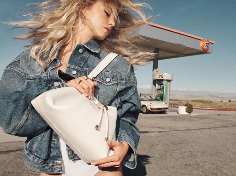 Aneh bin Nyata! Sydney Sweeney Luncurkan Sabun dari Busa Bekas Mandi