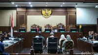 Jaksa KPK menghadirkan mantan Sekretaris Badan Karantina Kementan, Wisnu Haryana, sebagai saksi dalam sidang lanjutan kasus gratifikasi dan pemerasan dengan terdakwa mantan Menteri Pertanian (Mentan) Syahrul Yasin Limpo (SYL). Wisnu mengungkap penyanyi dangdut Nayunda Nabila dititipkan SYL sebagai pegawai honorer di Kementan dengan gaji Rp 4,3 juta per bulan.