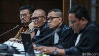 Wisnu lalu menjelaskan Kementan hanya menggaji Nayunda selama setahun dan kemudian diberhentikan karena tak pernah lagi ke kantor. Dia mengatakan gaji Nayunda Rp 4,3 juta per bulan.