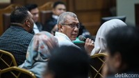 Dia mengatakan Nayunda cuma dua kali datang ke kantor. Dia mengatakan Nayunda ditempatkan sebagai honorer Kementan yang seolah bertugas di bagian protokoler.