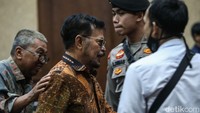 Diketahui, SYL didakwa melakukan pemerasan dan menerima gratifikasi dengan total Rp 44,5 miliar. Dia didakwa bersama dua eks anak buahnya, yakni Sekjen Kementan nonaktif Kasdi dan Direktur Kementan nonaktif M Hatta. Kasdi dan Hatta diadili dalam berkas perkara terpisah.