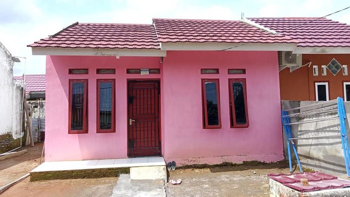 Tampilan depan rumah di Asri Jaya Indah Berkah.