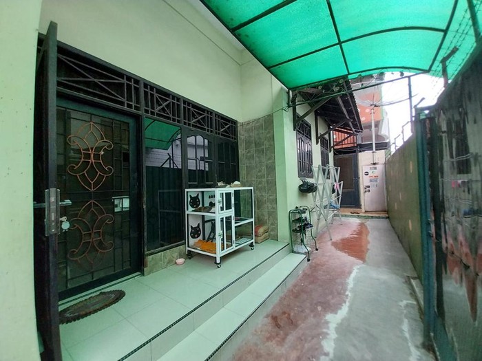 Tampilan samping rumah keluarga Babe Cabita di Medan