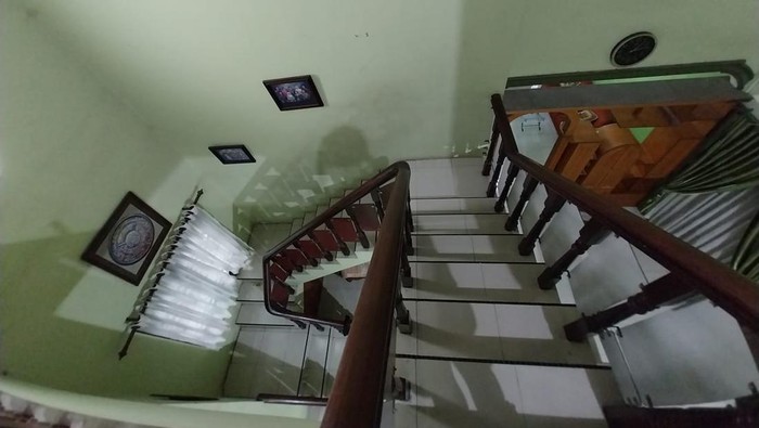 Tampilan tangga di rumah keluarga Babe Cabita di Medan, Sumatera Utara.