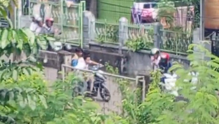 Tawuran pelajar di Jambi.
