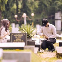 Dalam keterangan unggahannya Thariq mengungkapkan niatnya berziarah ke makam Aaliyah ialah untuk meminta doa restu. assalamualaikum om adjie, thoriq ingin minta izin untuk menikahi putri om, namanya sudah tertulis di dalam hati om, tapi belum tertulis di atas buku nikah, semoga segala prosesnya dilancarkan dan selalu dalam lindunganNYA, tulsinya. Foto: Instagram/@thariqhalilintar
