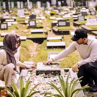 Thariq dan Aaliyah tampil kompak mengenakan pakaian berwarna krem. Aaliyah sendiri terlihat melengkapi penampilannya dengan kerudung berwarna coklat. Keduanya pun berdoa dengan khusyuk di makam almarhum Adjie Massaid. Foto: Instagram/@thariqhalilintar