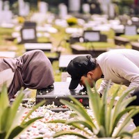 Thariq dan Aaliyah juga terlihat bersama-sama mencium batu nisan di makam almarhum Adjie tersebut. Seperti yang diketahui sebelumnya Thariq telah melamar Aaliyah di sebuah hamparan kebun bunga lavender yang indah. Foto: Instagram/@thariqhalilintar