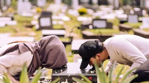 Thariq Halilintar nyekar ke makam Adjie Massaid memohon restu. Foto: Instagram/@thariqhalilintar