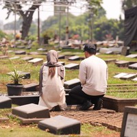 Usai melamar Aaliyah Massaid, Thariq dan Aaliyah terlihat ziarah bersama ke makam almarhum Adjie Massaid. Momen tersebut kemudian diunggah ke akun Instagram Thariq dan Aaliyah. Foto: Instagram/@thariqhalilintar