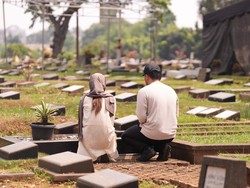 Foto Thariq Halilintar ke Makam Adjie Massaid Usai Lamar Aaliyah, Minta Restu