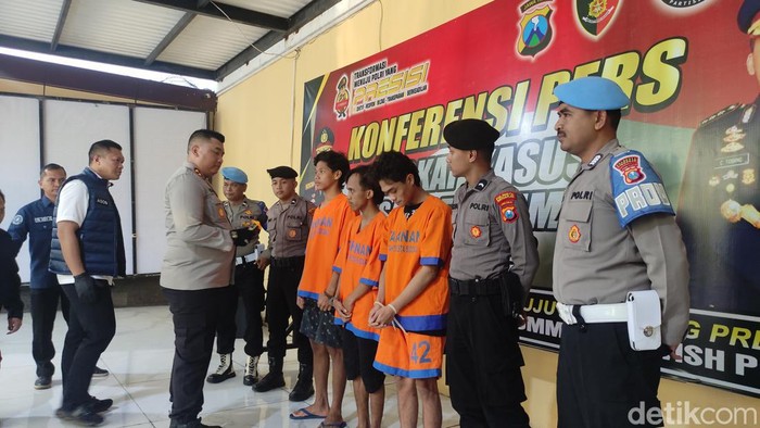 Tiga dari 7 remaja anggota gangster di Sidoarjo yang ditetapkan tersangka.