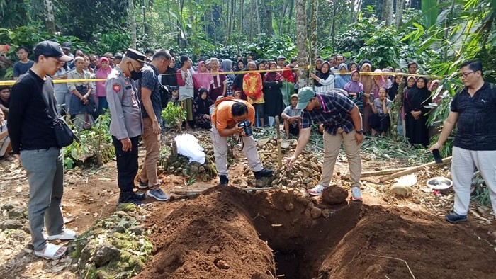 Tim Inafis Polres Purbalingga melakukan olah TKP kasus perusakan makam di Desa Binangun, Kecamatan Mrebet, Kabupaten Banyumas, Senin (20/5/2024).