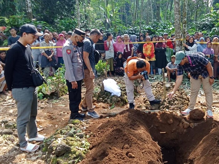 Tim Inafis Polres Purbalingga melakukan olah TKP kasus perusakan makam di Desa Binangun, Kecamatan Mrebet, Kabupaten Banyumas, Senin (20/5/2024).