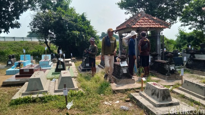 Tim Al Iswat saat relokasi makam di Desa Kranggan, Kecamatan Polanharjo, Klaten beberapa waktu lalu. Foto diunggah Senin (20/5/2024).