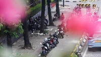 Dinas Bina Marga DKI menyebut penataan trotoar ini untuk mendukung keberadaan transportasi umum, yaitu LRT Jabodebek dan TransJakarta.