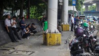 Trotoar saat ini sempit dan kerap menjadi titik pengemudi ojek online (ojol) mangkal.