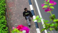 Jalur pedestrian di sepanjang jalan ini sudah diperluas dengan adanya pemasangan barikade di area jalan.