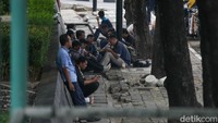 Warga beristirahat di trotoar Jalan Rasuna Said, Jakarta Selatan, Senin (20/5/2024).