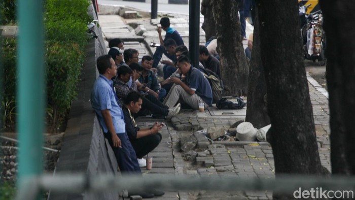 Trotoar Jalan Rasuna Said Jaksel Bakal Ditata Tahun Ini Trotoar di sisi barat Jalan HR Rasuna Said, Jakarta Selatan, akan ditata tahun ini. Trotoar akan jadi lebih lebar.