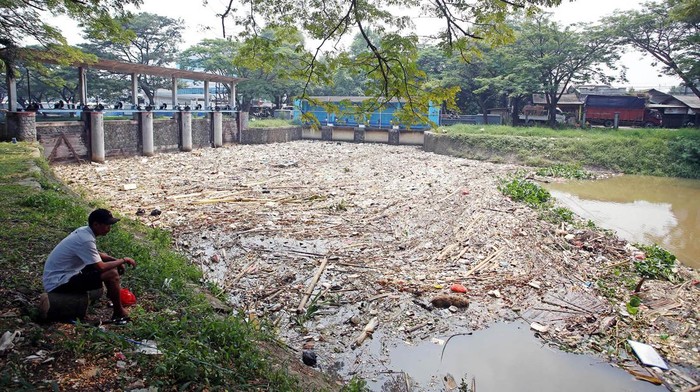 Warga memancing di anak Sungai Cisadane yang dipenuhi tumpukan sampah di Sanggego Raya, Kota Tangerang, Banten, Senin (20/5/2024). Menurut warga tumpukan sampah tersebut sudah beberapa hari menumpuk di pintu air dan belum juga dibersihkan oleh dinas terkait. ANTARA FOTO/Muhammad Iqbal/foc.