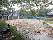 Sampah Menumpuk di Anak Sungai Cisadane
