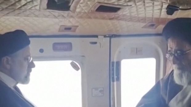 TV pemerintah Iran menayangkan Presiden Iran Ebrahim Raisi berada di dalam helikopter sebelum jatuh. (Tangkapan Layar video Reuters/IRINN)