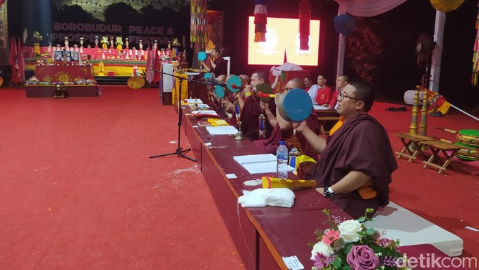 Umat Buddha dari Majelis Umat Nyingma Indonesia (MUNI) melakukan doa bersama di Taman Aksobya Candi Borobudur, Senin (20/5/2024).