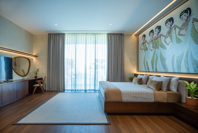 Unsur kayu mendominasi hampir di setiap sudut, baik interior maupun eksterior, sebagai bentuk selebrasi dari kehadiran Boss di Bali. Boss House Bali memiliki enam kamar tidur dengan pemandangan lanskap pedesaan. (Foto: Dok. Hugo Boss)