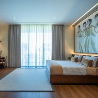 Unsur kayu mendominasi hampir di setiap sudut, baik interior maupun eksterior, sebagai bentuk selebrasi dari kehadiran Boss di Bali. Boss House Bali memiliki enam kamar tidur dengan pemandangan lanskap pedesaan. (Foto: Dok. Hugo Boss)