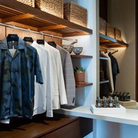 Pembukaan Boss House Bali sekaligus menandai kehadiran koleksi terbaru Spring-Summer 2024. Vila ini juga menjadi surga bagi para konsumen loyal karena menyediakan item lengkap, mulai dari koleksi busana wanita dan pria, aksesori hingga perlengkapan tidur dan alat tulis. (Foto: Dok. Hugo Boss)