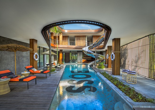 Arsitek internasional Alexis Dornier mendesain bangunan yang memadukan gaya arsitektur modern dengan elemen tradisional. Hugo Boss kemudian mengambil alih vila tersebut untuk menawarkan pengalaman menginap eksklusif dalam periode terbatas. (Foto: Dok. Hugo Boss)