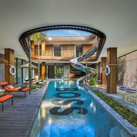 Arsitek internasional Alexis Dornier mendesain bangunan yang memadukan gaya arsitektur modern dengan elemen tradisional. Hugo Boss kemudian mengambil alih vila tersebut untuk menawarkan pengalaman menginap eksklusif dalam periode terbatas. (Foto: Dok. Hugo Boss)