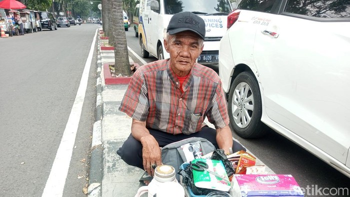 Wawan, Penjual Kopi Seduh Seberang Bandung Creative Hub