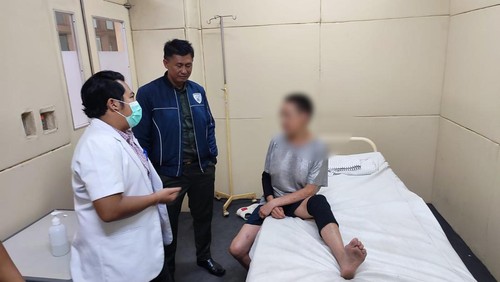 WN Prancis berinisial FV mendapat penanganan medis seusai diamankan Satpol PP Badung di Hotel Sorga, Jalan Poppies, Kelurahan Kuta, Kabupaten Badung, Senin (20/5/2024). (Dok Satpol PP Badung)